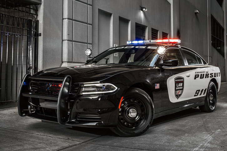 
	「ダッジ・チャージャー」
	往年のマッスルカーの名を冠して、2005年に登場したフルサイズのFRセダン。劇中車は、2011年に登場した現行型のパトカー仕様である。
	