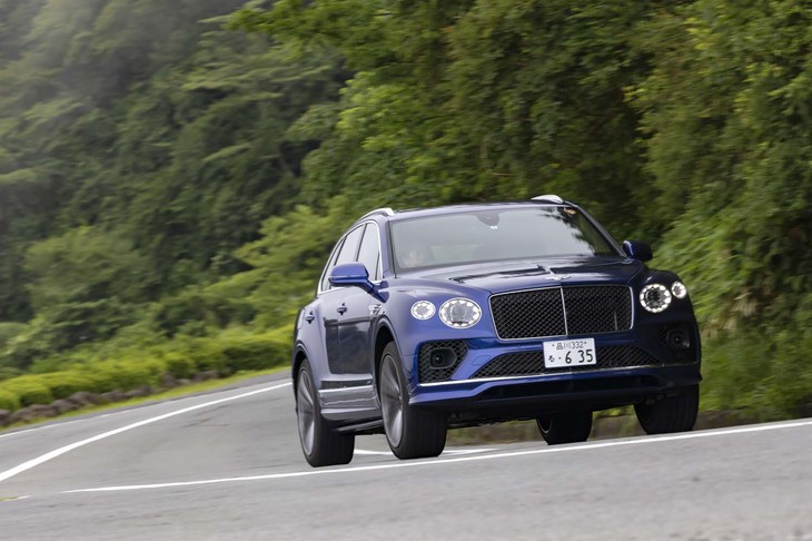 コーナリング時に車体のロールを抑える「ベントレーダイナミックライド」を装備。48V電源によってスタビライザーの伸び縮みを制御することで優れた操縦性と快適性を実現している。