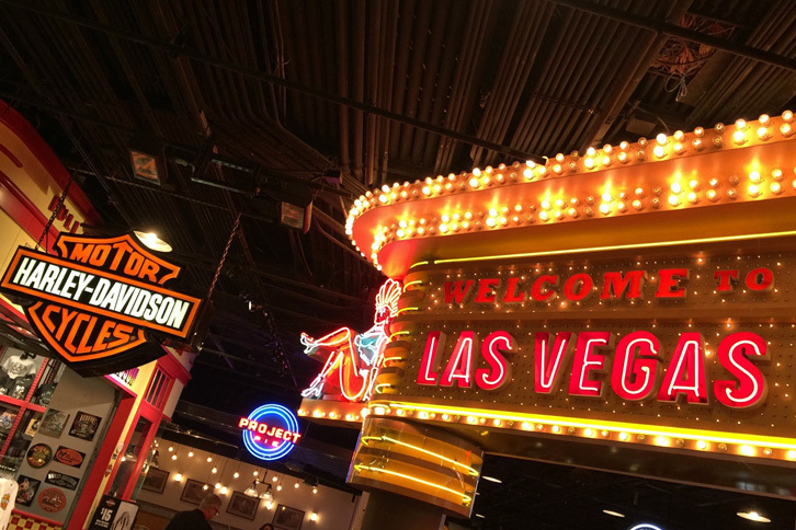 今回宿泊したモーテルは、ホテル「MGMグランド」のはす向かい。MGMグランド内のカジノやモールを通過すると、CES 2016の会場に向かうモノレール駅にたどり着く。筆者のこれまでの社会人人生で最も華やかな“通勤路”だった。