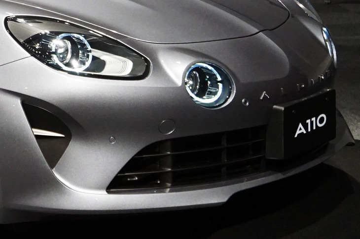 オリジナルとは大きく意匠が異なるのが、フロントバンパーの下部。オリジナルにはない大きな開口部と、エアダムが備えられている。