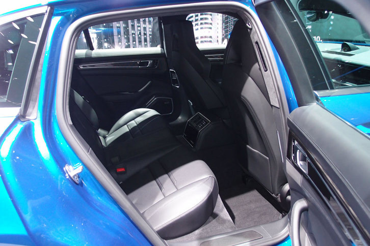 ポルシェ・パナメーラ スポーツツーリスモ