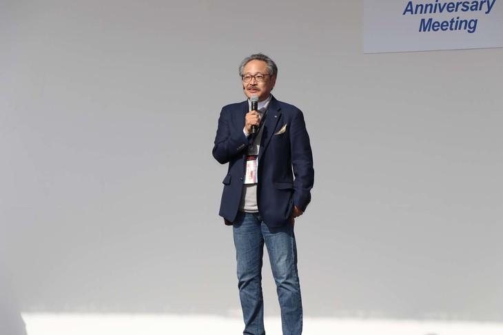開会式で、参加者にお礼を述べるマツダ副社長執行役員の藤原清志さん。実は、自身もNDロードスターオーナーのひとりだ。