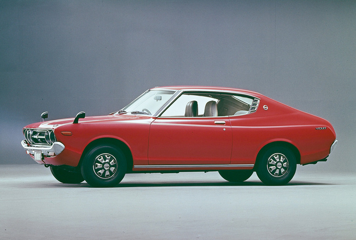 「バイオレット」の2ドアハードトップ。軽合金ホイール風デザインのホイールキャップなどもこの時代ならではのものだ。