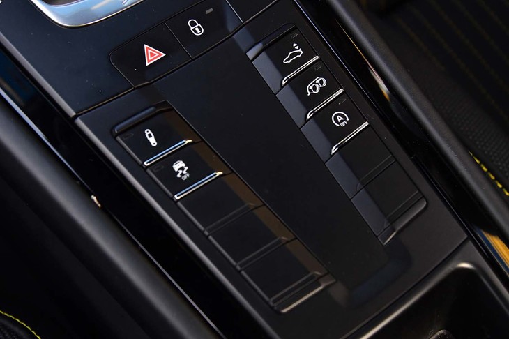 センターコンソールには、サスペンションやリアウイング、排気音などの調節スイッチが並ぶ。