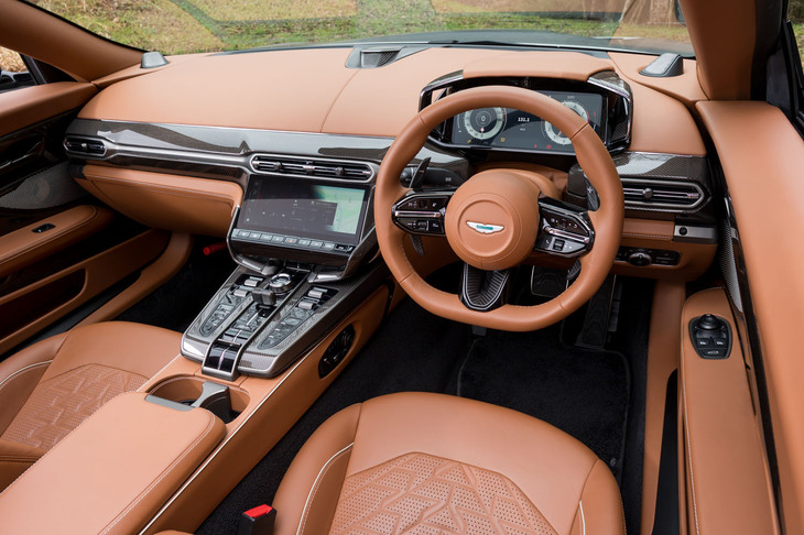 本革とカーボン素材が惜しげもなく用いられたインテリア。15基のスピーカーとダブルアンプを組み合わせたBowers＆Wilkinsのサラウンドサウンドシステムは、オープントップの「ヴォランテ」専用にチューニングがなされている。