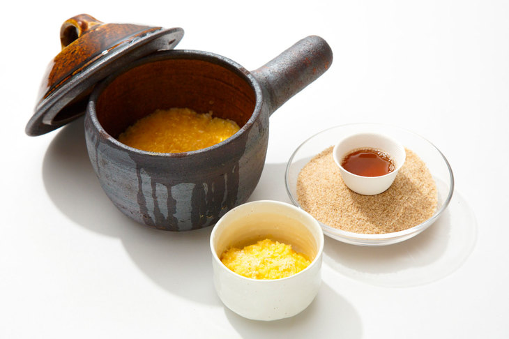 8皿目の「Mantecando il risotto…」。大江ノ郷自然牧場の天美卵（てんびらん）と田中農場のコシヒカリをリゾット風に仕上げた徳吉シェフ作究極の卵かけご飯。野生のキノコをソテーしたものを加えてあり、何杯でも食べられそうだった！