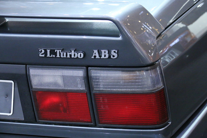 「ルノー21ターボ」（1989年）。ギャレット製T3ターボで過給される2リッター直4エンジンは、最高出力175ps/5200rpmを発生した。ジョルジェット・ジウジアーロによる穏やかなデザインのベルリーヌが最高速227km/hをたたき出すとは、まさに「羊の皮をかぶったオオカミ」。