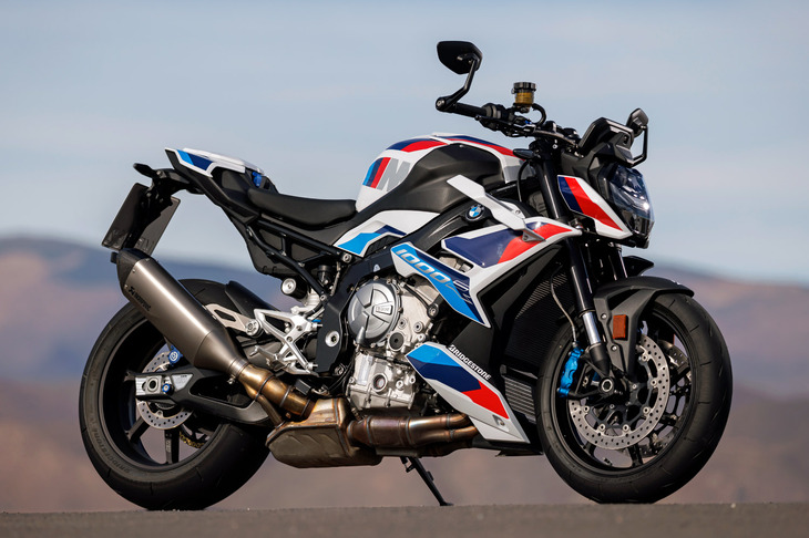 「BMW M1000R」は、ネイキッドスポーツ「S1000R」の高性能バージョンである。プロジェクトマネージャーのラルフ・メルレケン氏は「カントリーロードとサーキットの両方で、スーパースポーツ・ロードスターに求められる要件を満たすために開発した」と説明している。