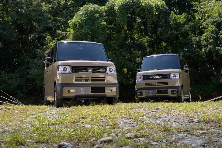 「ホンダN-BOXジョイ ターボ」（写真向かって左）と同 「アクティブフェイスパッケージ」装着車（同右）。