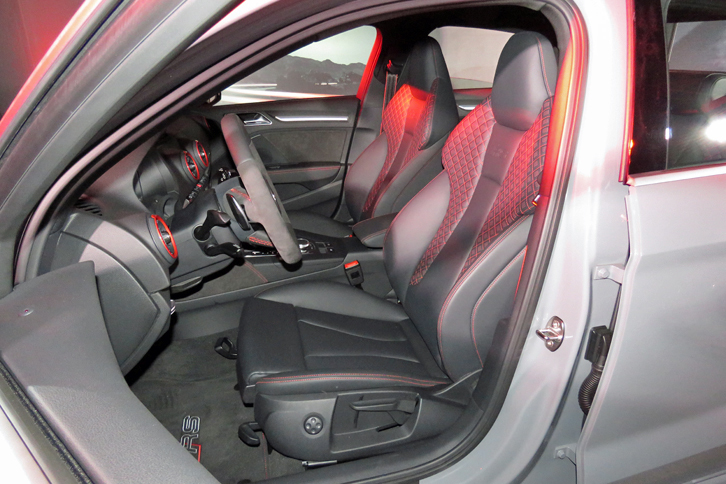 フロントシートは、ダイヤモンドパターンのステッチやRSロゴで飾られる。