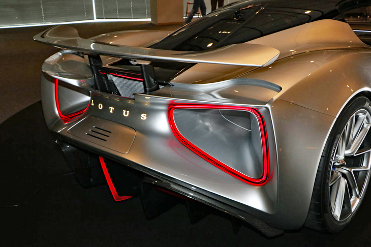 リアに備わる可動式のウイング。空力性能を追求した「エヴァイヤ」では、ドアミラーもコンパクトなカメラ式となっている。