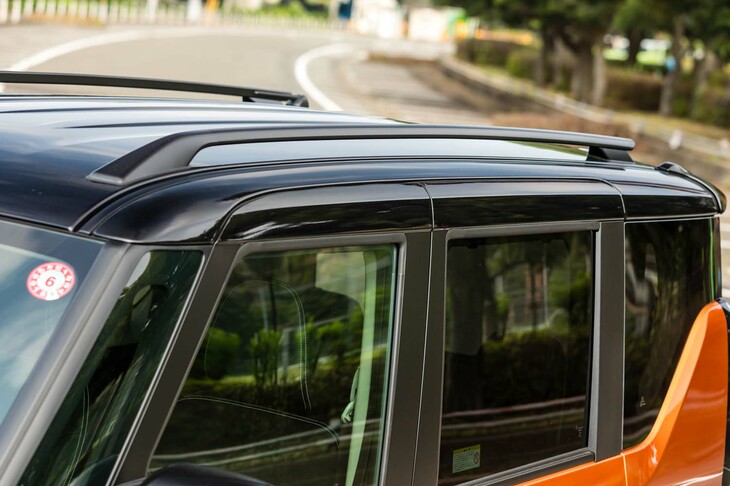 アウトドアイメージを高めるルーフレールは全車に標準装備だ。