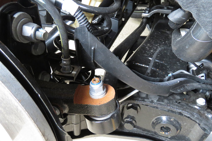 後輪を操舵するタイロッドと、タイロッドエンドのジョイント部分。