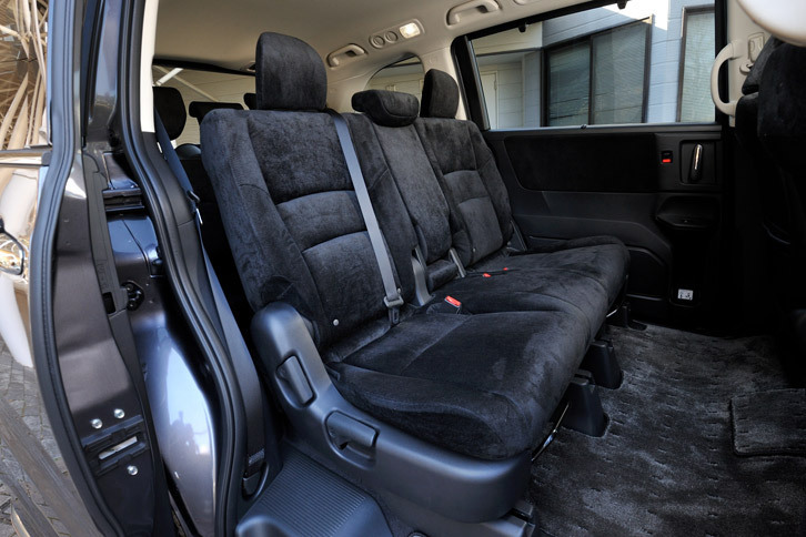 8人乗り仕様の2列目ベンチシート。ハイブリッドモデルでは、アブソルートの「Honda SENSING EXパッケージ」と標準車の「EXパッケージ」を除く全グレードに、7人乗り仕様と8人乗り仕様の両方が用意されている。