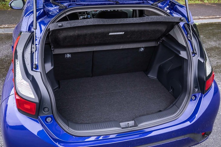 5人乗車時の荷室は、先代よりも奥行きが短くなったものの、開口部が広くなり天地方向のゆとりが増すなど、使い勝手は向上している。トノカバーは1万6500円のオプション。