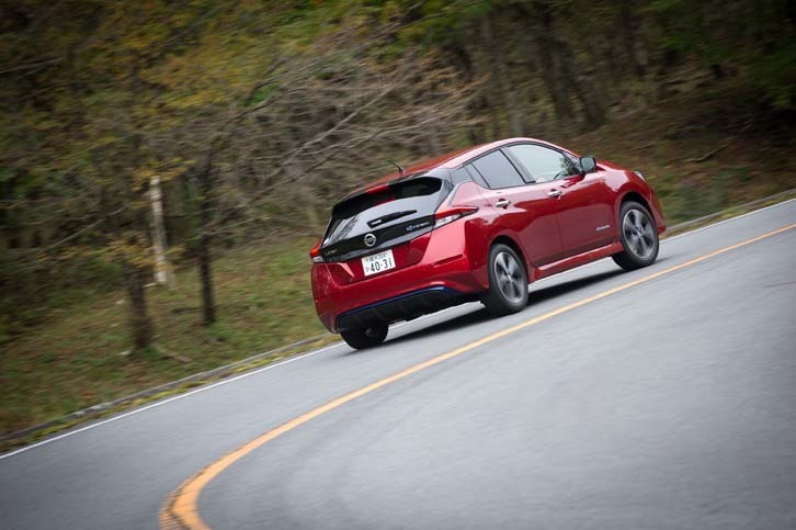 新型では、バッテリーのサイズは変えず、リチウムイオンを高密度化することで駆動用バッテリーの容量を拡大。最大航続距離は400km（JC08モード）を実現している。