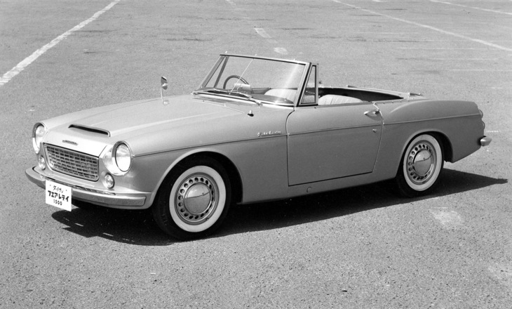 1962年「ダットサン・フェアレディ1500」。型式名SP310の初期型である。ボディーサイズは全長×全幅×全高＝3910×1495×1275mm、ホイールベースが2280mmで、車重が870kg。価格は85万円。