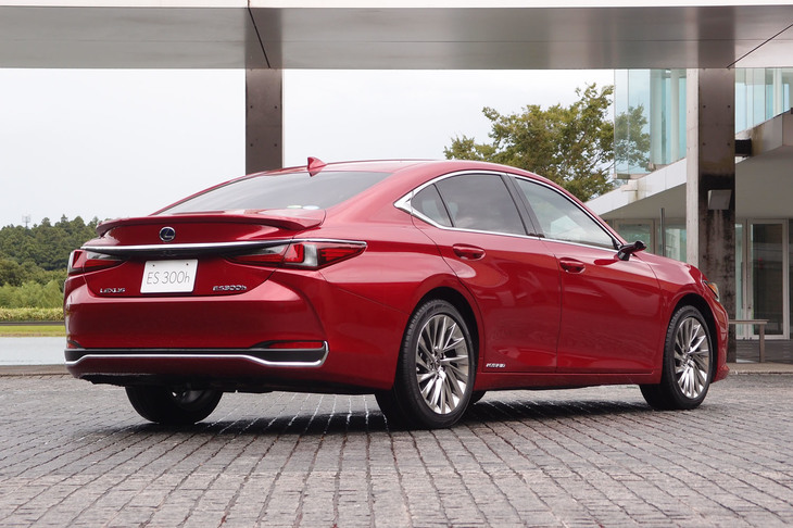 7代目となる新型「レクサスES」は、2018年4月の北京モーターショーでデビュー。日本でESが販売されるのは、今回が初となる。