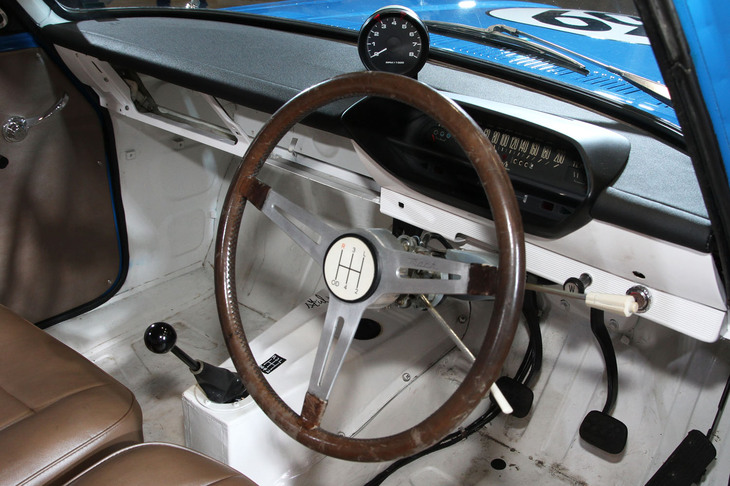 日産社内の有志による「日産名車再生クラブ」が、2012年に鈴鹿サーキット開設50周年に合わせてフルレストアした、第2回日本グランプリで2位に入った砂子義一仕様の「スカイラインGT」のコックピット。ステアリングホイール中央に、通常とは逆に近い4段＋ODのシフトパターンが貼られている。