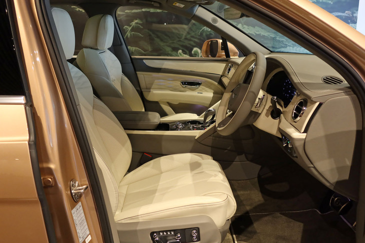 ベントレー・ベンテイガEWBアズール ファーストエディション（フロントシート）