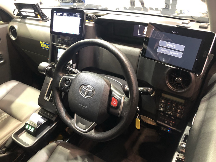 展示されていた「ジャパンタクシー」のダッシュボード。配車支援システム用をはじめとするディスプレイは3基に及ぶ。