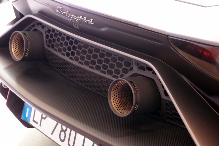 ランボルギーニ・アヴェンタドールLP780-4 Ultimae（エキゾーストパイプ）