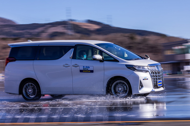 ウエットセクションを走行する様子。ステアリング操作における挙動の変化やタイヤのグリップ感に加え、フルブレーキング時の制動性能などを確認することができた。