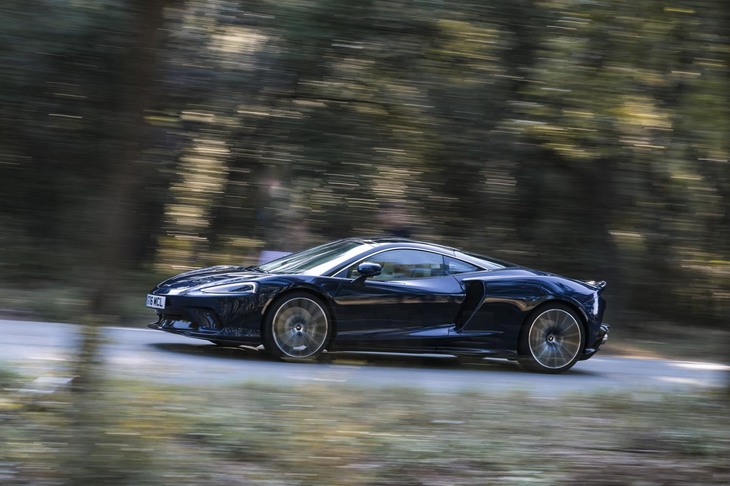 0-100km/h加速に要する時間は3.2秒。最高速は326km/hとなっている。100km/hからの制動では32mで停止可能。