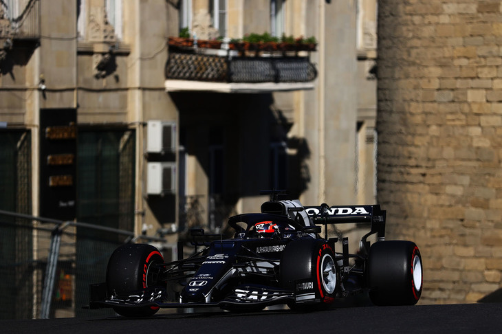 住居をイギリスからチームが本拠を置くイタリアに移し、腰を据えて戦う姿勢を示したアルファタウリの角田（写真）。ライバルが次々とクラッシュしている一方で落ち着きを失わず、6戦目にして初めてQ3に進出したまでは良かったが、最後のアタックで失敗し壁にヒット。予選8位、ノリスの降格で自身最高位の7番グリッドからのスタートとなった。レースでも安定した走りでポイント圏にとどまるも、最後の2周でノリスとフェルナンド・アロンソに抜かれ7位に。それでもキャリアベストの結果であることに変わりはない。日本人ドライバーとしては、2012年アブダビGPで小林可夢偉が6位に入って以来の好成績。無線で感情をあらわにするクセは直っていないようだが、着実に成長がみられるレースだった。（Photo=Getty Images / Red Bull Content Pool）