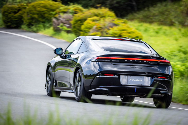 アンテナなどの突起物のないルーフラインやフラッシュアウターハンドル、前後バンパーの下部に備わるブルーのアクセントがエクステリアにおけるこだわりのディテールだ。