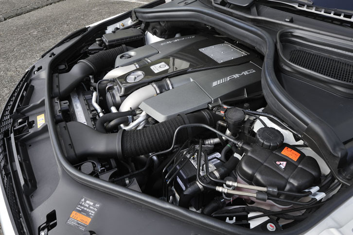 5.5リッターV8ツインターボエンジンは585psと77.5kgmを生み出す。JC08モード燃費は7.4km/リッター。