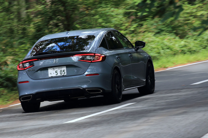 ボディーについては、アルミ材や高張力鋼板の採用拡大、設計の最適化、従来比で9.5倍という構造用接着剤の多用などにより、軽量化と剛性強化を同時に実現。ねじり剛性は現行モデルより19％向上している。