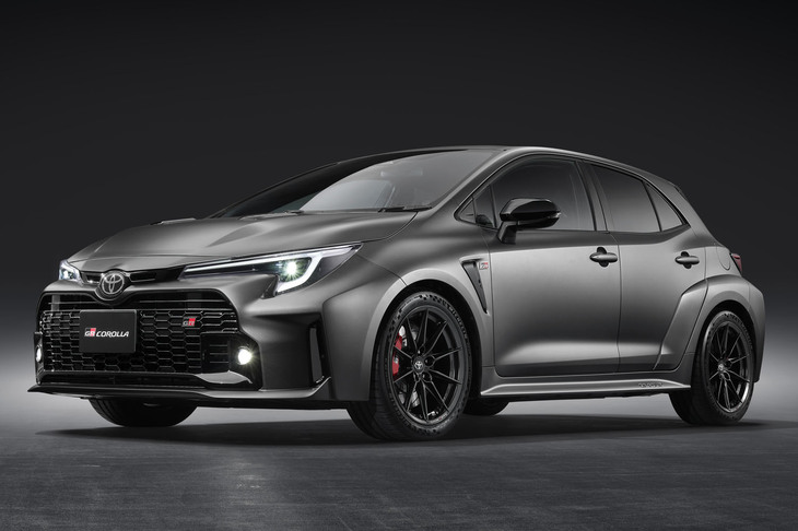 レーシングドライバーのモリゾウとしての顔も持つ豊田社長。写真はトヨタのマスタードライバーとして自ら試作車をドライブして鍛えたという「GRカローラ モリゾウエディション」。