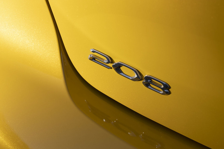 今回試乗した「208アリュール」の外装色は「ファロイエロー」と呼ばれるもので、これを含め全5色が設定されている。