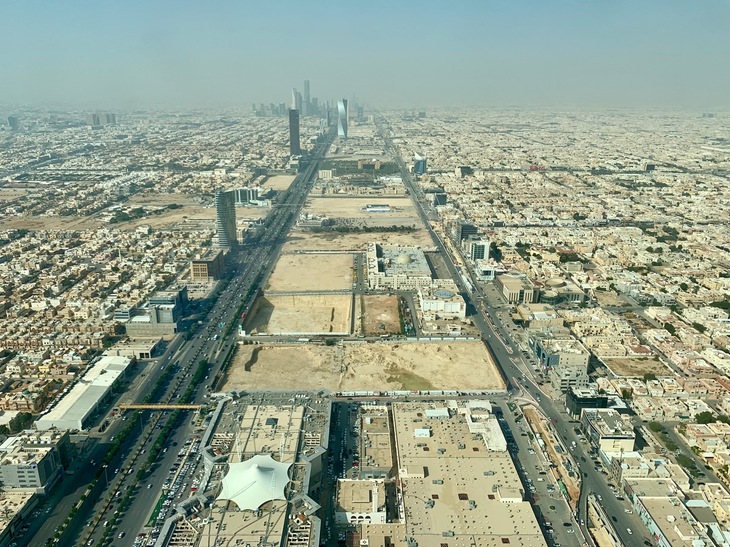 サウジアラビアで最も高いキングダムタワー最上階の99階からの眺め。