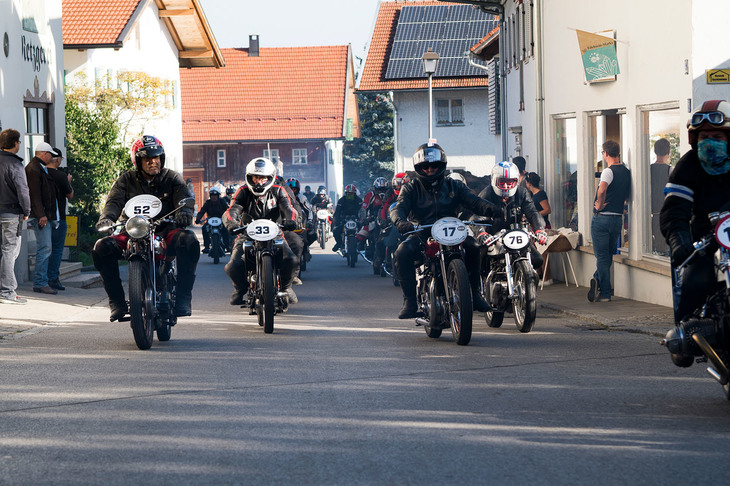 教会がある街の真ん中を抜け、スタート地点に向かうエントリーマシン。ゆっくりしたペースとはいえ、レーシングマシン200台がまとまって走れば、その排気音はとてつもなく大きくなる。