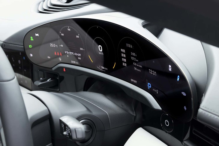 バイザーを持たない、16.8インチのフル液晶メーター。両端にはライトや足まわり、車高などを調節するためのタッチ式スイッチが配置される。