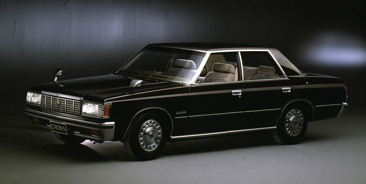 文中で筆者が触れた6代目「クラウン」。「日本の薫り」「クラウンは人を語る」などのキャッチコピーが使われたが、筆者がパリで目にした印象は……。国内では、いかついフロントマスクから“鬼クラ”の愛称でも呼ばれた。