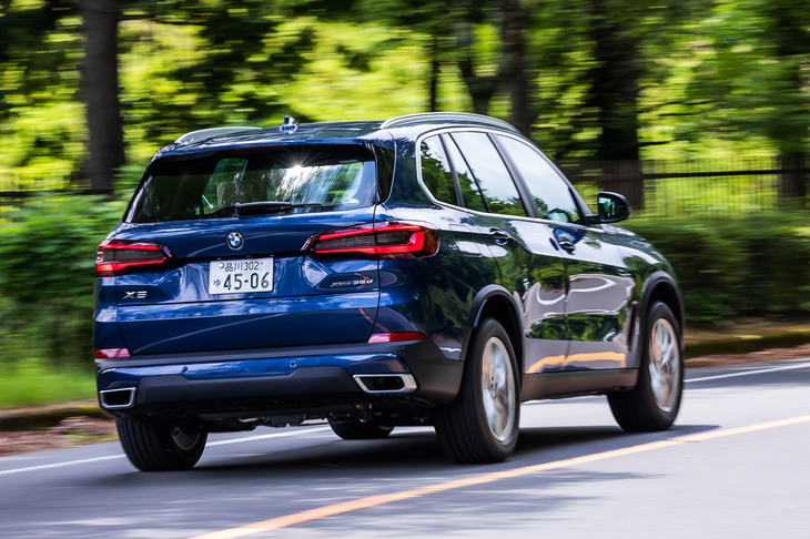 BMW自慢の最先端運転支援システム「ドライビングアシスト・プロフェッショナル」が標準装備されているのも「X5」のセリングポイント。その安全機能は13項目にも及ぶ。