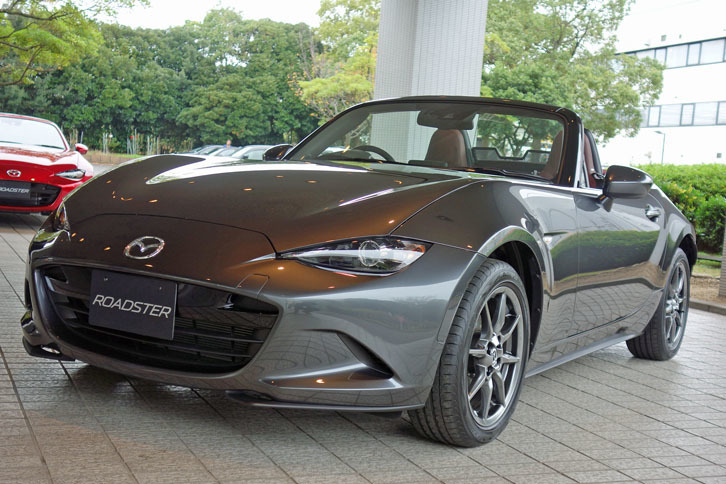 特別仕様車「ロードスターRED TOP」は、2018年3月31日までの受注期間限定モデル。