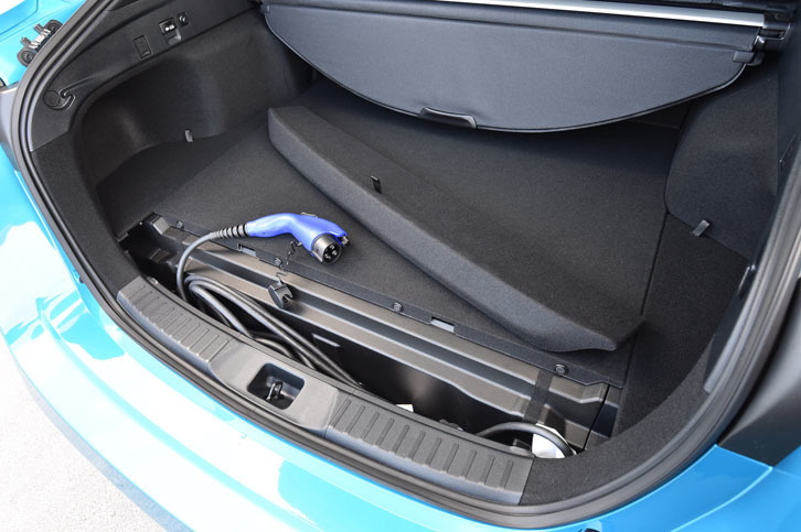 「プリウスPHV」の荷室後端には、充電ケーブルの収納スペースが確保される。