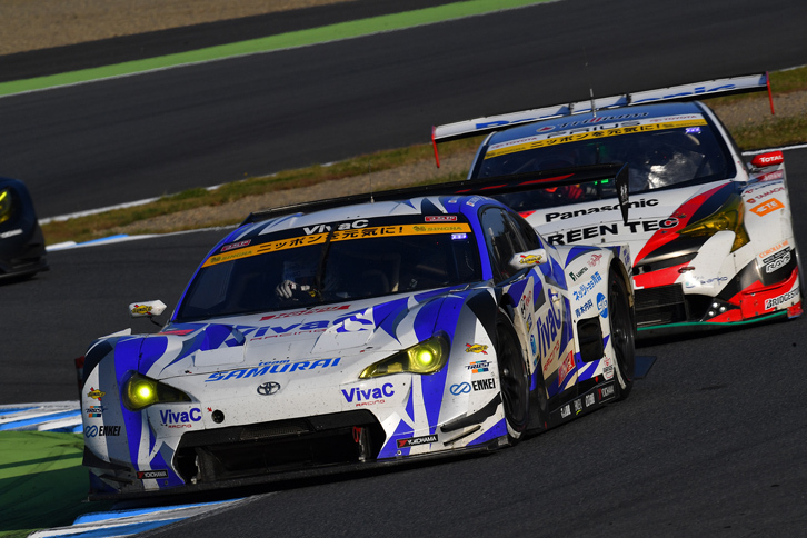 No.25 VivaC 86 MC（写真手前）は、予選6位からの逆転勝利。同時に、GT300クラスのチャンピオンにも輝いた。