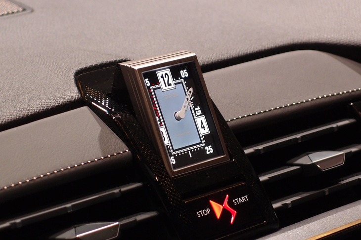 上級グレード「グランシック」のダッシュボードに配されるB.R.Mアナログクロック。エンジン始動とともに180度回転して文字盤が現れる。