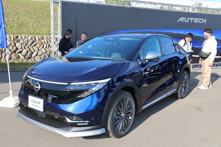 2025年10月8日に発売されたばかりの新型「リーフAUTECH」も展示。まだ実車を見る機会は限られているだけに、注目度は高かった。「ターコイズブルー」がイメージカラーの新型リーフだが、車体色が「オーテックブルー」となると、各部のカスタマイズとも相まって、より大人な雰囲気に感じられた。専用の内外装を加えながら、ベース車の約50万円高というのは、お買い得かも。