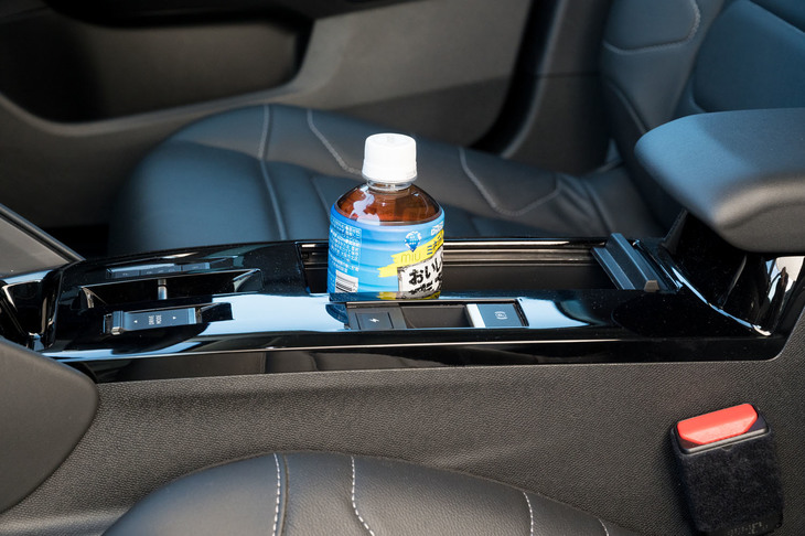 センターコンソールのドリンクホルダーは、大きめのペットボトルなどをしまうのには適しているが、底が深すぎて、ショート缶の飲料やカップコーヒーなどを置くのには向いていない。