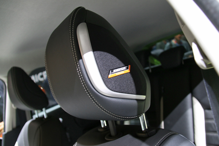 「日産マイクラ」の運転席のヘッドレストには、BOSEのUltraNearfieldスピーカーが2個装着されている。