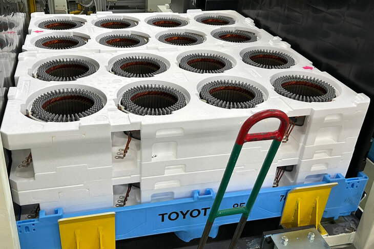 工場に持ち込まれるモーターのステーター。北本工場では、自動車メーカーの拠点として初めてトラックドライバーによる自主荷役を廃止。またトラックポートや荷役エリアを改修し、作業効率の改善も図っている。