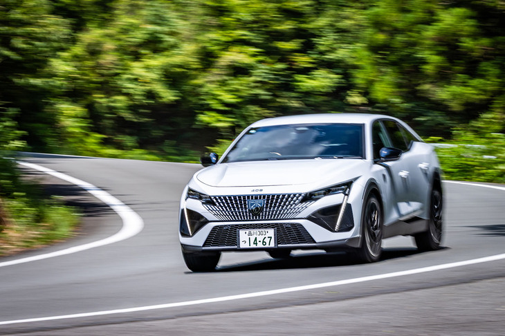 170mmの最低地上高を意識させない路面をなめるようにトレースするハンドリングは、「408 GTハイブリッド」の魅力。熟成された「EMP2」プラットフォームは剛性感が高く、アンジュレーションを適度にいなす乗り心地のよさも印象的だ。