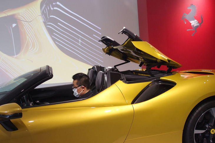 フェラーリSF90スパイダー（リトラクタブルハードトップ）