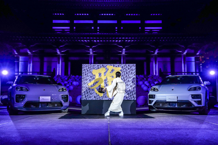 新型「マカン」を前に、書家／アーティストの岡西佑奈氏が行った書道パフォーマンス。